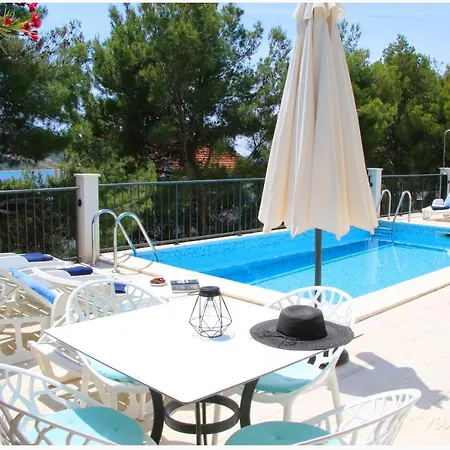 Apartment Nika Primosten
